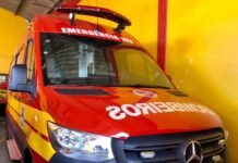 Trabalhador cai de uma altura de dez metros enquanto fazia reparos em calha e ainda sofre sequência de colisões